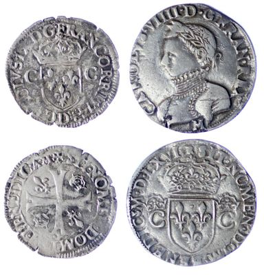 quatre pièces d'argent surmontées d'une couronne et d'un bouclier