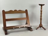 un socle en bois sur lequel sont posés une bougie et un bougeoir