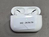 une paire d'AirPods blancs avec une étiquette de prix dessus