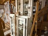 une pièce avec de nombreuses fenêtres, actuellement en cours de construction