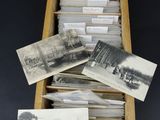 une vieille photo représentant une boîte en bois remplie de vieilles photos