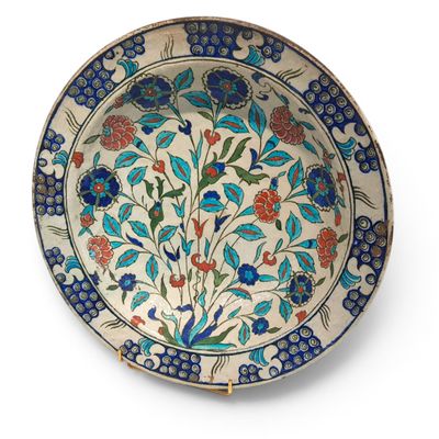 an image of a decorative plate with flowers on it
