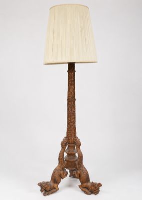 une grande lampe de table en bois surmontée d'un abat-jour beige