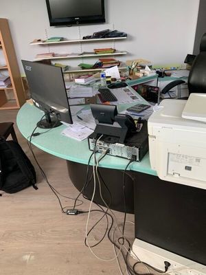 un bureau équipé d'un ordinateur et d'une imprimante