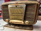 an old fashioned radio sitting on top of a table