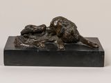 sculpture en bronze représentant un chien et un chat sur un socle noir
