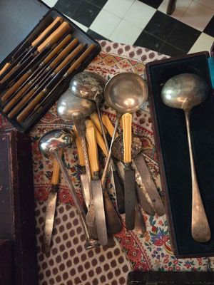 de nombreuses cuillères et des cuillères-cuillères dans une boîte posée sur une table