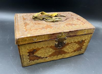 une petite boîte en bois sur laquelle est posé un oiseau