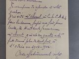 une feuille de papier sur laquelle est écrite une lettre à la main