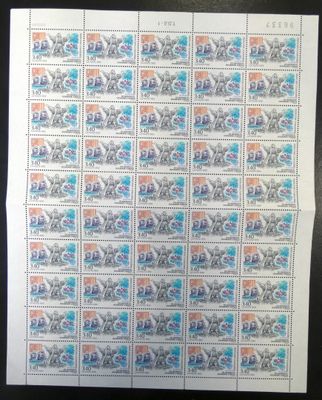 un gros plan sur une feuille de timbres posée sur une table