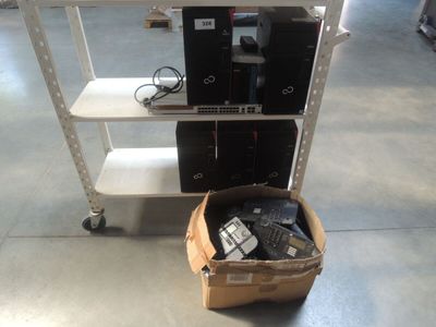 une caisse contenant du matériel électronique, posée sur un chariot dans un entrepôt
