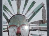 un livre sur lequel figure l'image d'un masque