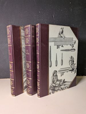 trois livres posés sur une table