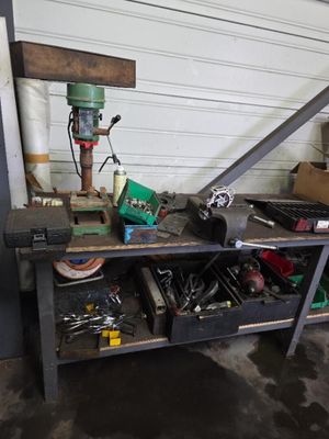 un établi avec de nombreux outils
