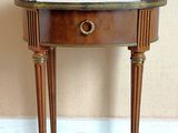 une petite table sur laquelle se trouve un miroir
