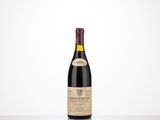 une bouteille de vin rouge posée sur une table