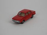 une petite voiture rouge sur une surface blanche