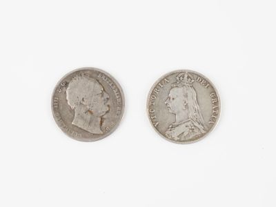 deux pièces d'argent sont représentées côte à côte sur une surface blanche