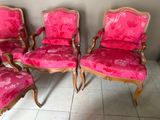 quatre chaises avec un revêtement rose, un revêtement rose, un revêtement rose, un revêtement rose, un revêtement rose, un revêtement rose, un revêtement rose, un revêtement rose