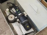une boîte contenant des outils posée sur le sol