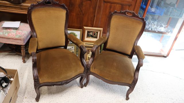 Paire de fauteuils de style Napoléon III, garni velours marron 