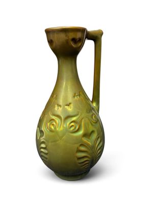 une image représentant un vase vert sur fond blanc