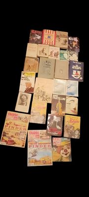 beaucoup de livres posés sur une surface noire