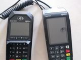deux téléphones portables posés l'un à côté de l'autre sur une table