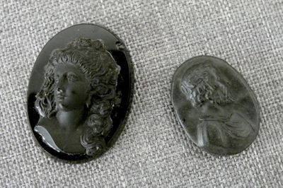 Lot de 2 camées un en composition et un en verre (H 3,5 cm é…
