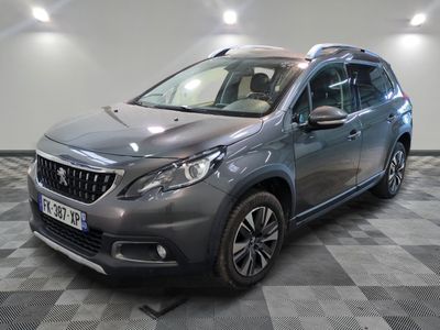 la voiture grise est garée sur un sol en damier dans le garage