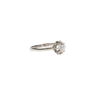 gros plan d'une bague en diamant sur fond blanc