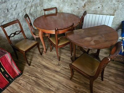 a table and four chairs in the corner of a room