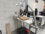 une table sur laquelle se trouve une lampe, dans une pièce