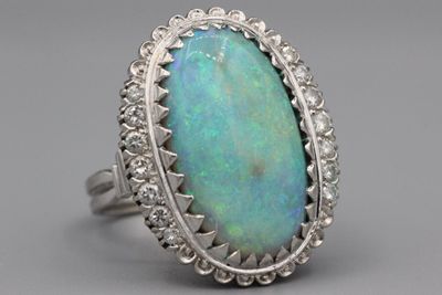 Bague en or ornée d’une opale dans un entourage de brillants…