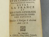 un livre ouvert sur une table, sur fond bleu