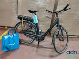 un vélo garé contre un mur