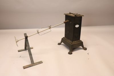 un petit objet métallique posé sur une table
