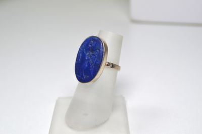 Gros plan sur une bague contenant une pierre bleue