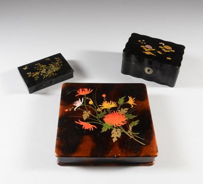 une petite boîte décorée de fleurs, à côté d'une boîte encore plus petite