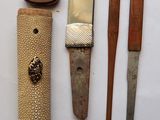 a lot of different types of knives on the table