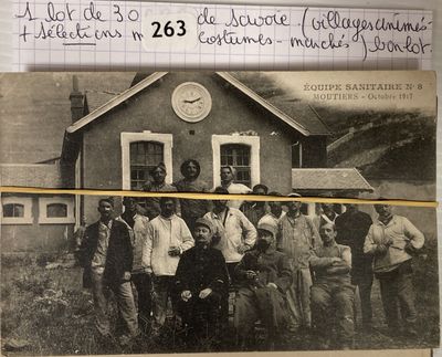 beaucoup de gens rassemblés devant un immeuble