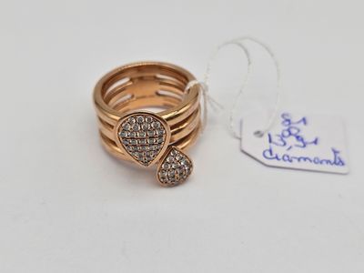 gros plan d'une bague sur une surface blanche avec une étiquette