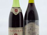 deux bouteilles de vin posées l'une à côté de l'autre sur une table