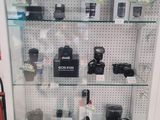 une vitrine en verre dans laquelle sont exposés de nombreux appareils photo différents