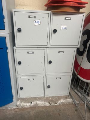 une pile de classeurs sur laquelle est posé un chapeau