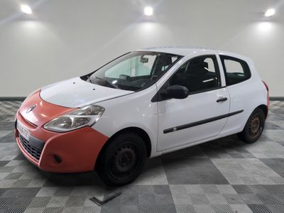 une photo d'une petite voiture blanche et rouge posée sur un sol à damier