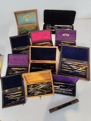 de nombreux types de broches différents dans une boîte posée sur une table