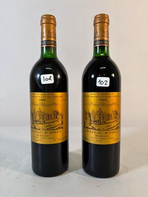 deux bouteilles de vin posées l'une à côté de l'autre sur une table