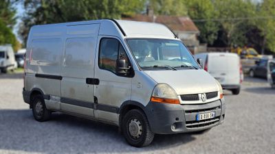 une camionnette argentée garée dans un parking