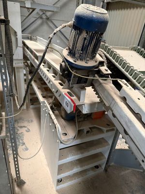 une image d'une machine qui travaille sur un morceau de bois